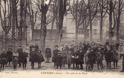 La place de Cuffies sur une carte postale ancienne